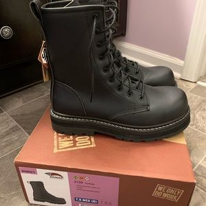 Avenger work boots. A700